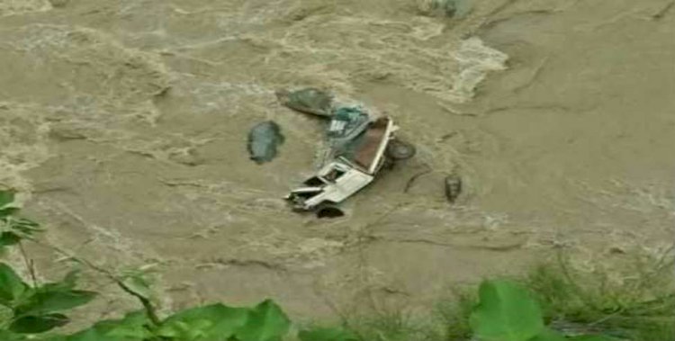 विकासनगर:टोंस नदी में गिरा लोडर, चालक लापता, सवार दूसरा व्यक्ति गंभीर रुप से घायल