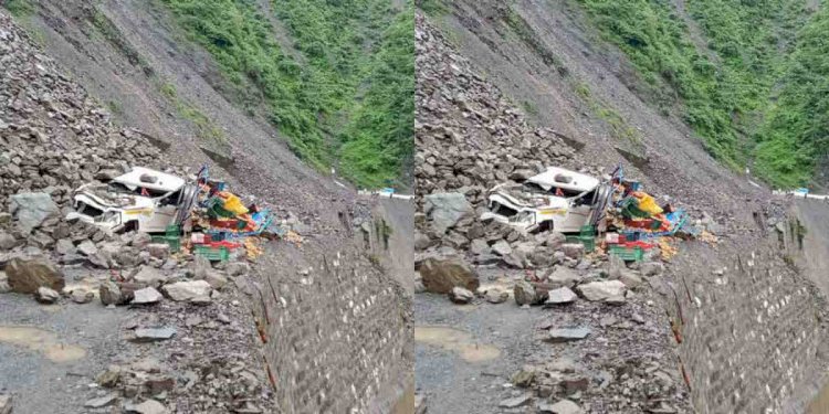 विकासनगर: सड़क पर गिरे मलबे में दबा लोडर 