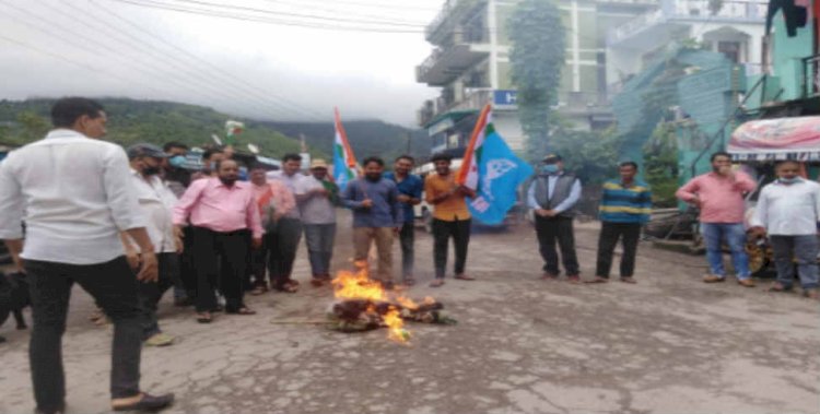 गैरसैंण में मिनी सचिवालय बनाने की घोषणा के विरोध में NSUI ने फूंका सीएम का पुतला