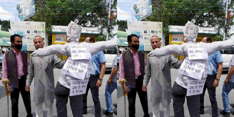 चैंपियन की वापसी के विरोध में यूकेडी ने फूंका भाजपा सरकार का पुतला