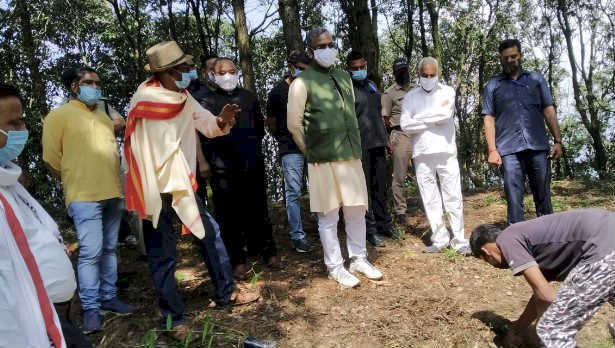 पौड़ी: सीएम ने किया पहाड़ी उत्पादों के प्लांटेशन एवं पायलेट प्रोजेक्ट का निरीक्षण
