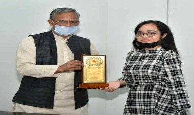 मुख्यमंत्री ने किया मेधावी छात्रा संपदा सिन्हा को सम्मानित