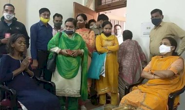 राज्यमंत्री रेखा आर्य ने हंसी प्रहरी से मुलाकात कर दिया नौकरी और स्थाई निवास का प्रस्ताव