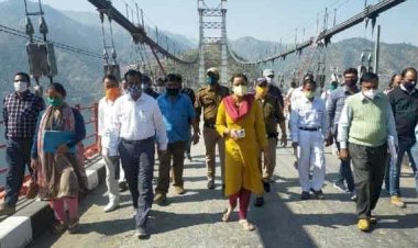 डीएम ने किया झील के ऊपर बने डोबरा-चांठी सस्पेंशन पुल का निरीक्षण