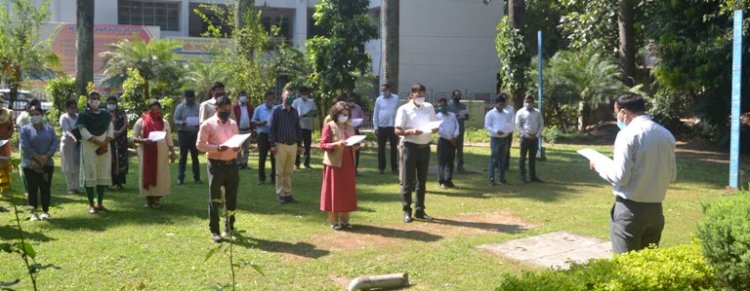 कर्मियों को डीएम ने दिलाई कोरोना से बचाव की शपथ  