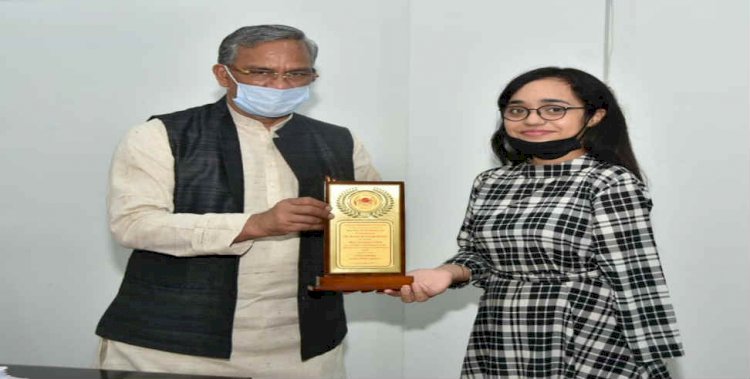मुख्यमंत्री ने किया मेधावी छात्रा संपदा सिन्हा को सम्मानित