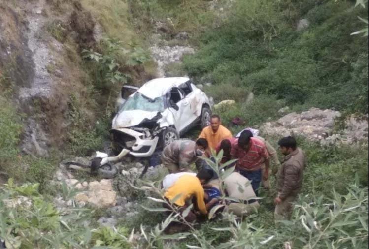 उत्तराखंड:अनियंत्रित कार खाई में गिरी , 3 घायल व 2 की मौत