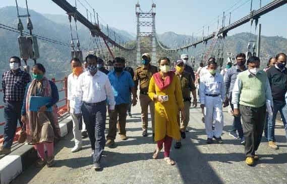 डीएम ने किया झील के ऊपर बने डोबरा-चांठी सस्पेंशन पुल का निरीक्षण