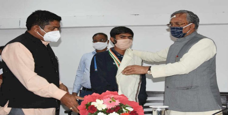 सीएम ने किया निशानेबाज अमित कुमार को सम्मानित