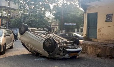 तेज रफ्तार कार अनियंत्रित होकर सडक़ पर पलटी