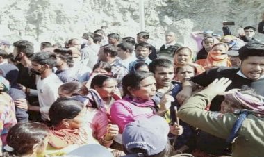 डोबरा-चांठी पहुंचे हरीश रावत का बांध प्रभावितों ने किया घेराव