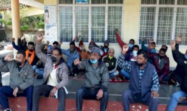 उत्तराखंड: लापता जवान का पता लगाने को परिजनों ने दिया कलक्ट्रेट परिसर में धरना  