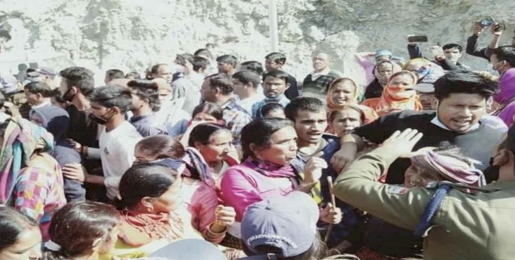 डोबरा-चांठी पहुंचे हरीश रावत का बांध प्रभावितों ने किया घेराव