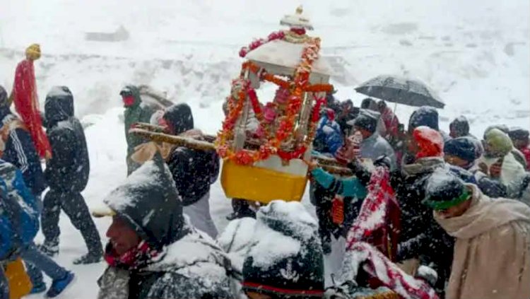 केदारनाथ धाम में 3 फीट तक बर्फ गिरी  