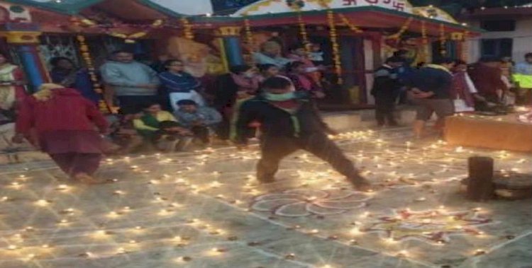 बलिराज पूजन कर भक्तों ने जलाये एक हजार दीये  