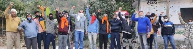पिथौरागढ़:नाराज ग्रामीणों ने किया अधिकारियों और ठेकेदार के खिलाफ प्रदर्शन  