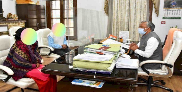 पौड़ी कि निर्भया के माता-पिता से सीएम ने की मुलाकात