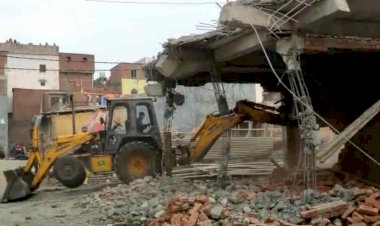 हल्द्वानी: अतिक्रमण  कर बन रहे कॉम्पलेक्स पर चली जेसीबी