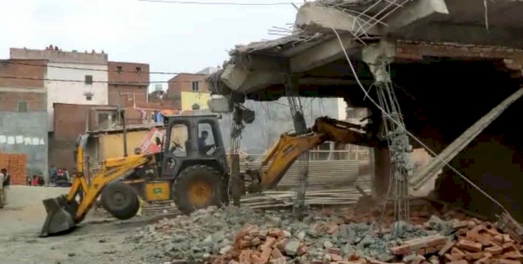 हल्द्वानी: अतिक्रमण  कर बन रहे कॉम्पलेक्स पर चली जेसीबी