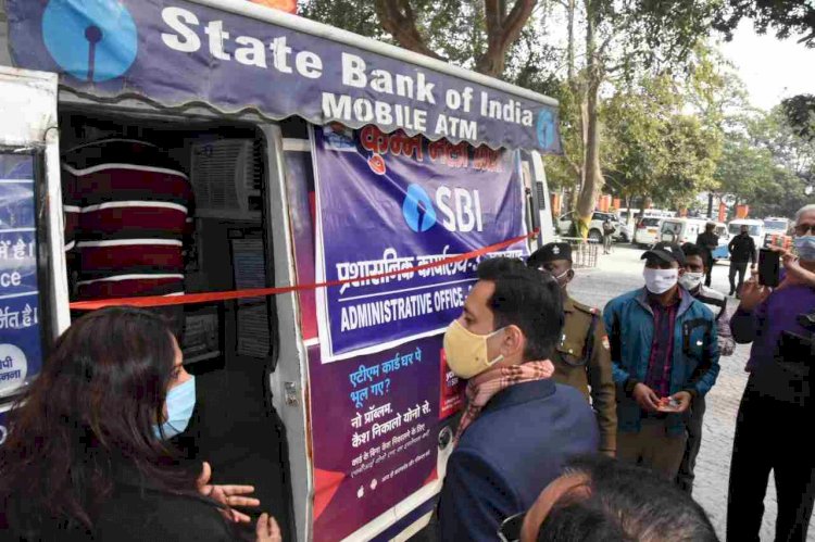 कुंभ मेलाधिकारी दीपक रावत ने किया मोबाईल एटीएम का उद्घाटन