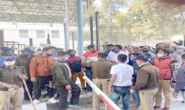 टोल वसूली के विरोध में लच्छीवाला टोल प्लाजा पर हंगामा