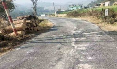 उत्तराखंड:  एक दिन पहले किया गया डामर लगा उखड़ने, भड़के लोग