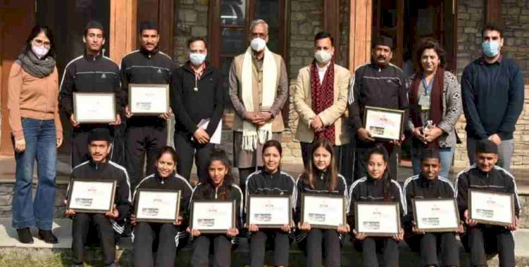 'केदारखंड ' के कलाकारों को सीएम ने प्रशस्तिपत्र देकर किया सम्मानित