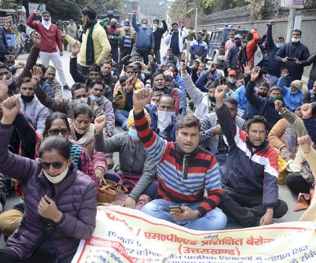 बीपीएड-एमपीएड प्रशिक्षितों ने किया सचिवालय कूच, मांंगी स्थाई नियुक्ति