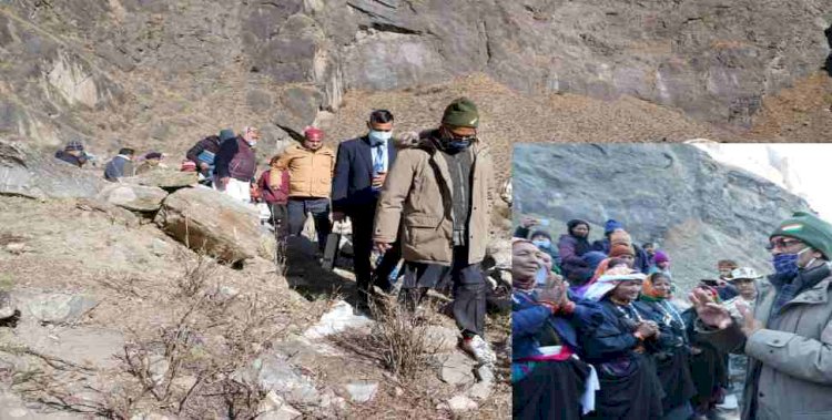 चमोली:आपदा प्रभावितोंं से मिल सीएम ने सुने दु:ख दर्द