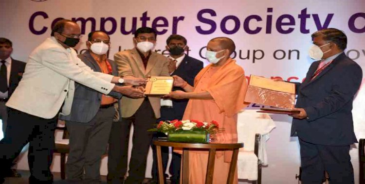ई-मंत्रीमंडल के लिए उत्तराखण्ड को मिला अवार्ड ऑफ एक्सीलेंस,UP के सीएम योगी ने दिया अवार्ड