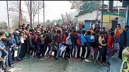 सेना भर्ती के लिए कोरोना सैम्पलिंग को उमड़ा युवाओं का हुजूम, बुलानी पड़ी पुलिस