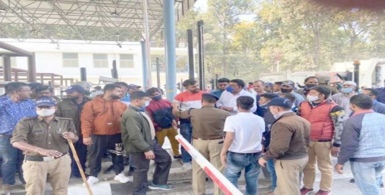 टोल वसूली के विरोध में लच्छीवाला टोल प्लाजा पर हंगामा
