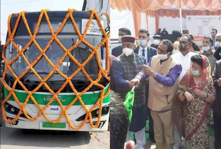 राजधानी देहरादून  में आज शुरु हुई स्मार्ट बस सर्विस, सीएम त्रिवेन्द्र ने दिखाई हरी झंडी