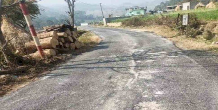 उत्तराखंड:  एक दिन पहले किया गया डामर लगा उखड़ने, भड़के लोग