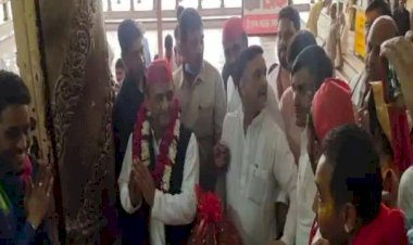 पूर्व सीएम अखिलेश पहुंचे बरसाना, लोगों ने लगाए मोदी-मोदी के नारे