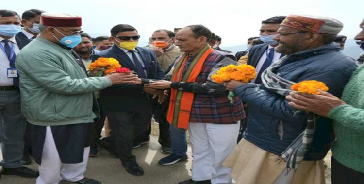 गैरसैंण में पार्टी के जिलाध्यक्षों से मिले सीएम त्रिवेन्द्र