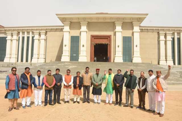 गैरसैंण: पार्टी के जिलाध्यक्षों से सीएम त्रिवेन्द्र की मीटिंग, कुछ ऐसा रहा नजारा