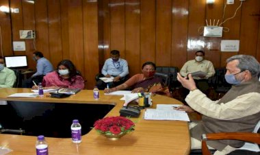 सभी स्कूलों में बिजली, पानी, शौचालय, फर्नीचर सभी सुविधाएं सुनिश्चित हों: सीएम तीरथ