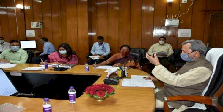 सभी स्कूलों में बिजली, पानी, शौचालय, फर्नीचर सभी सुविधाएं सुनिश्चित हों: सीएम तीरथ