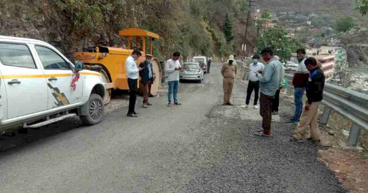 हद है! बिछाते ही उखड़ने लगा है नेशनल हाईवे का डामर, एसडीएम ने सैंपल लैब में भेजे