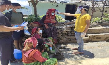 रुद्रप्रयाग :गांव में युवाओं ने बांटे सेनेटाइजर, मास्क और कोरोना जागरूकता के पर्चे