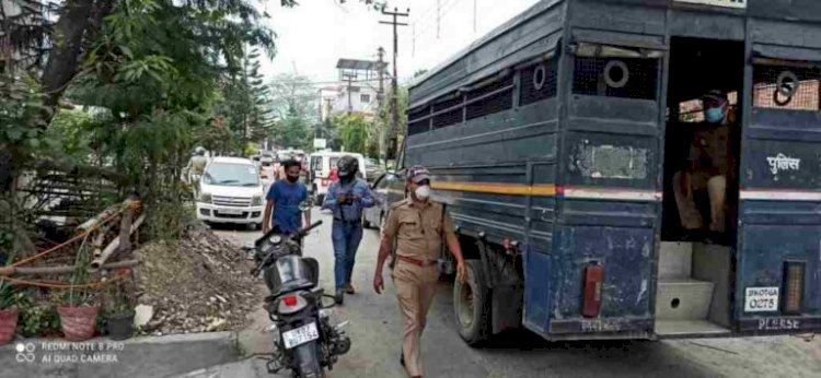 कर्फ्यू में बिना वाजिब वजह बाहर निकलने वालों की खिदमत में लगी है ये वैन