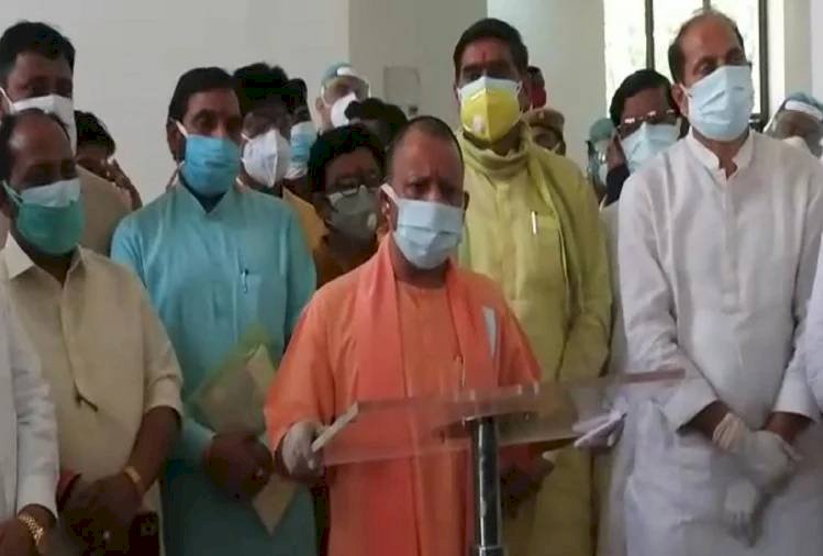 पहली बार अलीगढ़ पहुंचे सीएम योगी, कोरोना के हालात का लिया जायजा