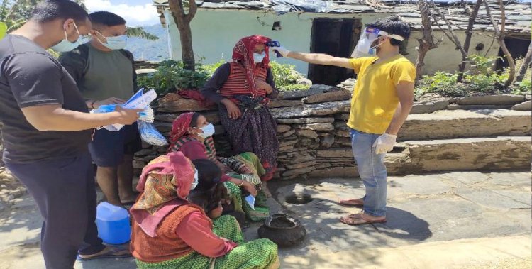 रुद्रप्रयाग :गांव में युवाओं ने बांटे सेनेटाइजर, मास्क और कोरोना जागरूकता के पर्चे