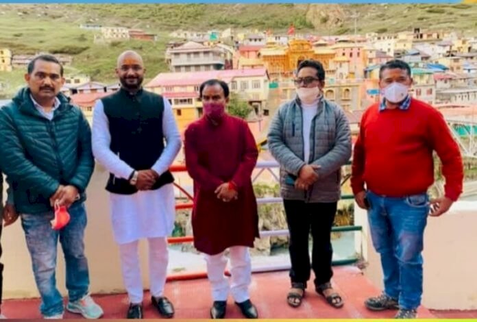 उत्तराखंड: मंत्री धन सिंह रावत के साथ भाजपा नेता पहुंचे बदरीनाथ धाम, शुरू हुआ विवाद
