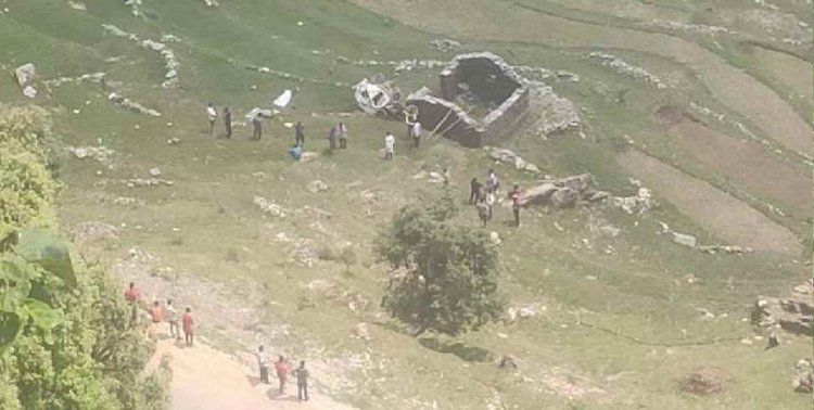 उत्तराखंड: मैक्स गहरी खाई में गिरी, हादसे में पिता की मौत, पुत्र घायल