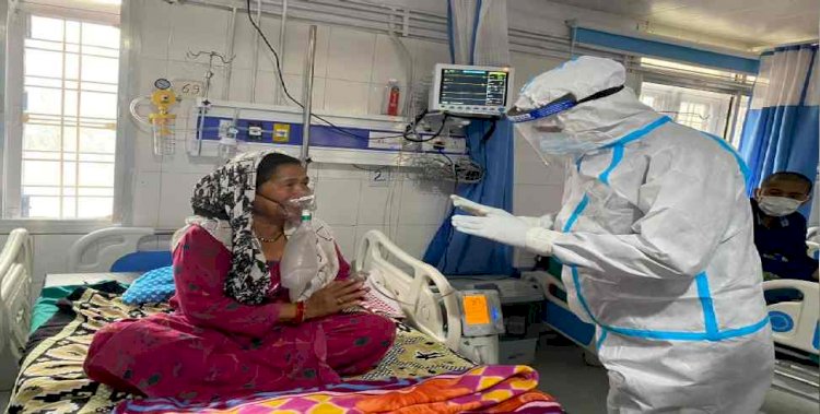 उत्तरकाशी:पीपीई किट पहनकर कोरोना संक्रमितों से मिले सीएम तीरथ