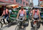 व्यापारियों ने रिक्शा चलाकर किया कोरोना कर्फ्यू विरोध