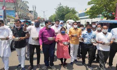 व्यापारियों के पक्ष में कान्ग्रेसियों ने भीख मांगकर किया प्रदर्शन