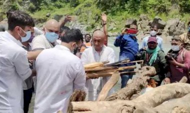 पंचतत्व में विलीन हुईं डॉ. इंदिरा हृदयेश, लोगों ने नम आंखों से दी अपनी नेता को अंतिम विदाई